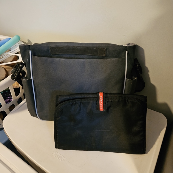 Skip Hop Gray and Black Messenger Bag - Picture 3 of 4
